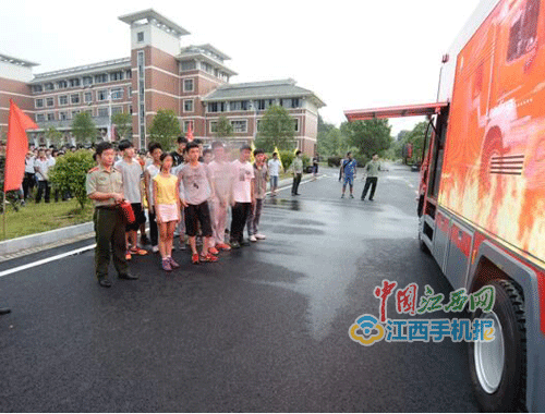 宜春消防支隊(duì)深入宜春中學(xué)開展消防知識進(jìn)軍訓(xùn)活動