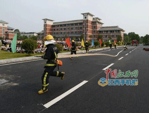 宜春消防支隊(duì)深入宜春中學(xué)開展消防知識進(jìn)軍訓(xùn)活動